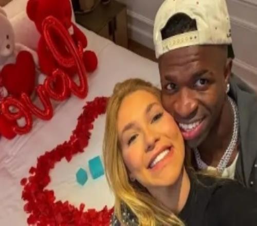 步入婚姻殿堂维尼修斯女友：恋情开启还不足3个月，没这回事