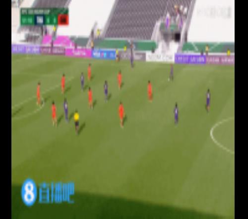 又是差点乌龙！彭啸解围踢呲险些乌龙，皮球偏出立柱