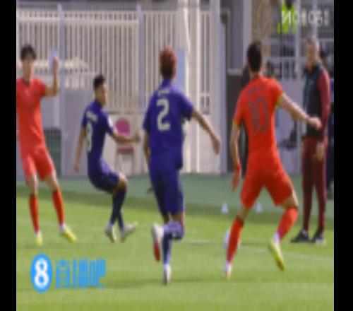 看着都疼！王钰栋遭对手凶狠踩脚面，一声惨叫随后接受队医治疗