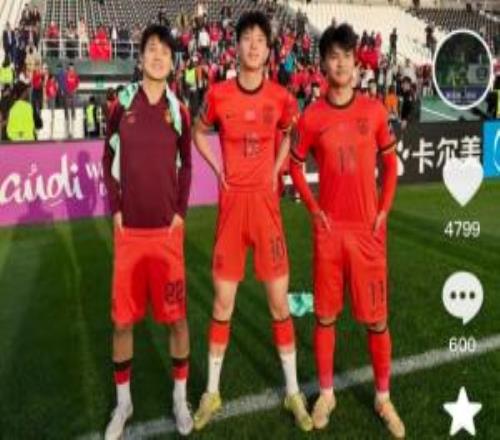 王钰栋社媒晒照庆祝晋级淘汰赛，在评论区与彭啸和蒯纪闻互动