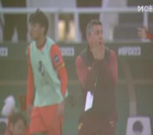 界外球误判！泰国U23出界但得到边线球，安东尼奥震惊黄博文染黄