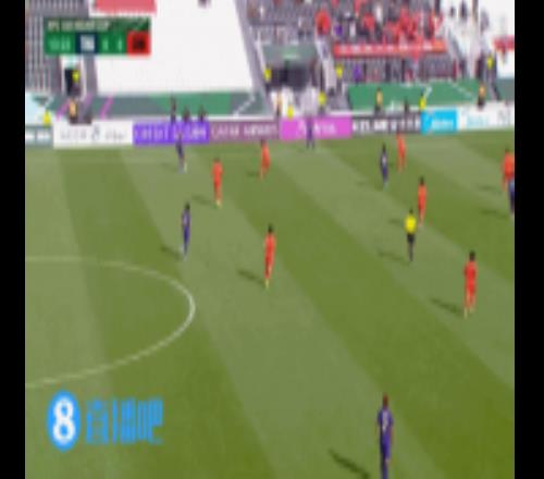 泰国U23球员禁区前带球吸引多人防守，跟进球员巴里班远射打高