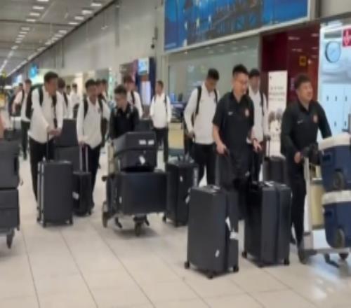 辽宁铁人一线队抵达泰国曼谷，球队将在泰国进行为期一个月的冬训