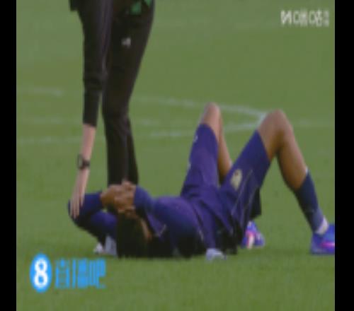 小组垫底无缘出线！泰国队球员赛后无奈躺地，用球衣盖脸