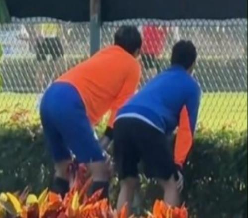 调皮了泰山训练结束后，王大雷“偷看”西海岸训练