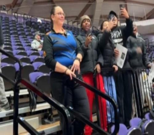 波特兰当地网红现场教小球迷中文大喊“杨瀚森加油”