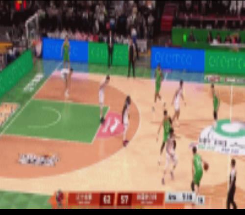 这也太强了！赵继伟弧顶胯下回拉命中三分&抢断上空篮打停新疆