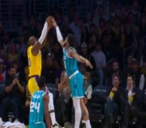 詹姆斯极限救球东契奇排球二传詹姆斯再抢前场板后仰命中