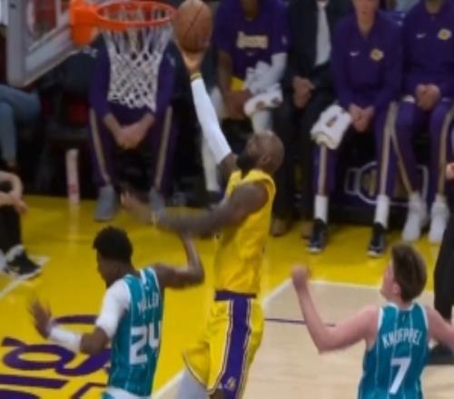 老头还不放弃！詹姆斯抢断反击顶着克尼佩尔上篮2+1！