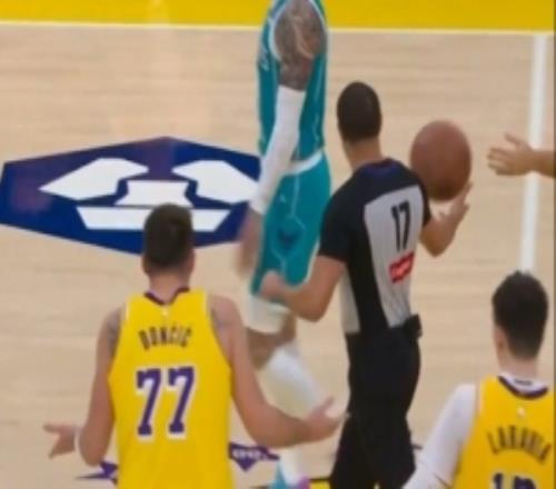 东契奇认为被犯规被吹找裁判理论吃到赛季第10个技犯