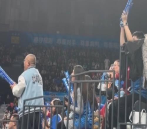 上赛季恩怨还未了北京主场球迷朝刘传兴齐声高喊：道歉！道歉！