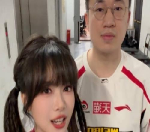 骆歆发布WBG采访VLOGxiaohu：投队长的时候我选Elk他人挺有意思