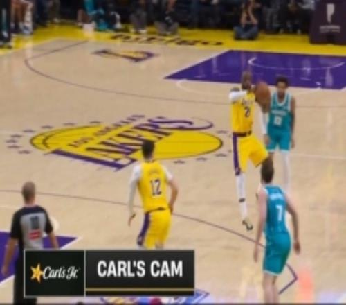 老头有经验！詹姆斯预判飞身抢断&横传东契奇不停球找斯玛特三分