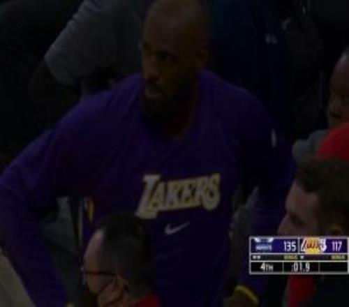 比赛最后2秒钟詹姆斯起身看了一眼球场&随后直接返回球员通道