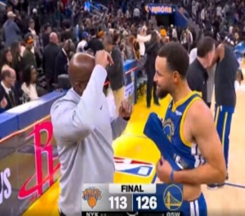 功勋助教！迈克布朗赛后和库里追梦拥抱追梦像个孩子抱半天