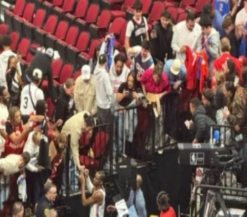 优质偶像！亚历山大赛后为休斯敦的客场球迷签名