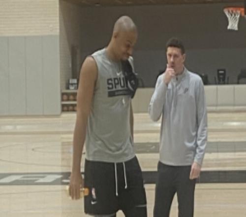 凯尔登约翰逊也换了光头造型！自曝和文班互相帮忙省下理发钱