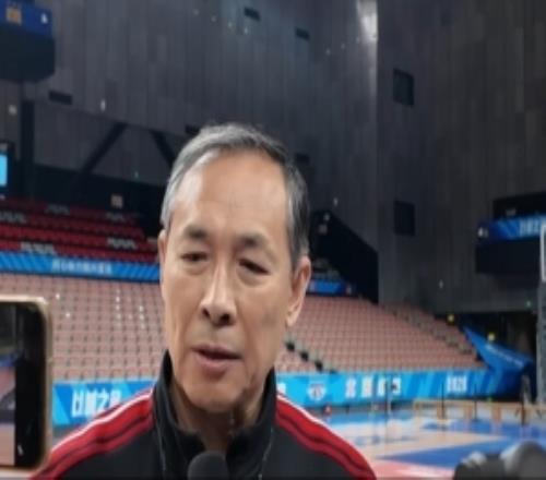 许利民：斯佩尔曼腿被撞了&加上老伤比预想的严重暂时会休息一下