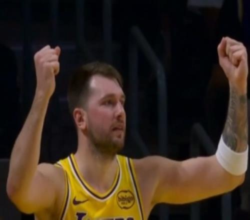 好不容易有个哨！东契奇强投命中并造迪亚巴特犯规但加罚飞了