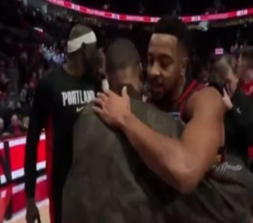 昔日开拓者双枪！麦科勒姆重回波特兰赛后与利拉德拥抱致意