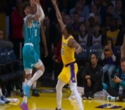 把DPOY打自闭了！三球顶着斯玛特单脚起跳杂耍三分还进！