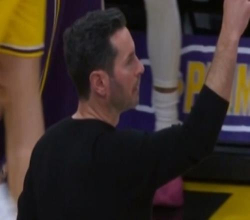 詹姆斯脱手黄蜂拼抢出界裁判吹后场球雷迪克挑战成功拿回球权