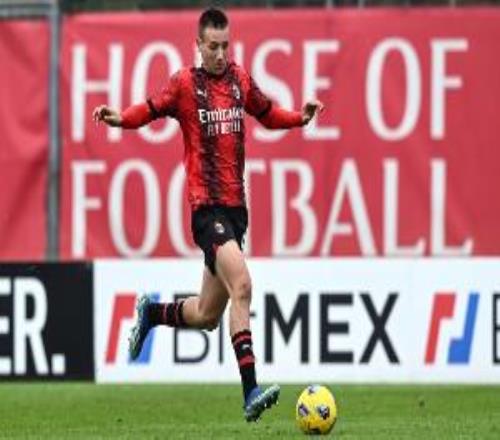 记者：17岁前锋卡马达可能1月回归米兰，俱乐部正评估球员伤情