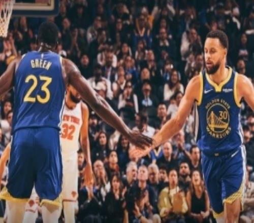 合砍33分！勇士发布赢球海报：封面为库里和格林击掌瞬间