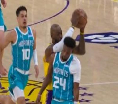 詹姆斯快攻合球撞倒米勒裁判吹罚防守犯规黄蜂教练挑战失败