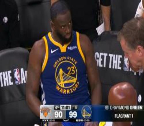 危险动作！追梦摔倒扒拉唐斯的腿升级一级恶犯！