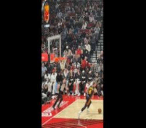 替补席都坐满了！杨瀚森本场坐在第二排观战身边是克里斯穆雷