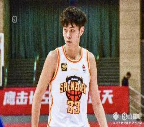 苦苦支撑！王浩然半场10中7砍下全队最高17分三分5中3