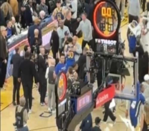 喜提胜利！小吧直击：终场哨响后库里与尼克斯教练及球员拥抱互动