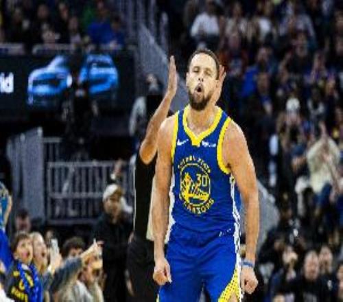 手感回暖！库里第三节连续轰进两记三分瞬间拉开分差