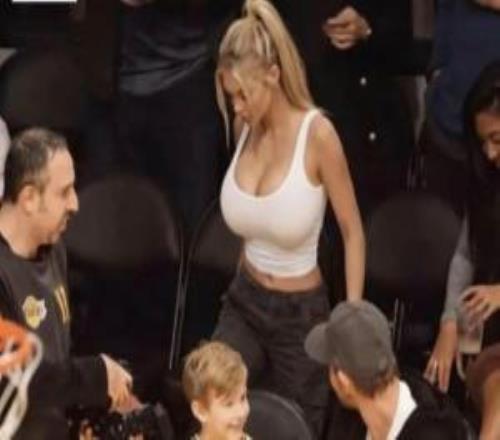 美媒调侃湖人：或许他们每场都需要这位性感美女！