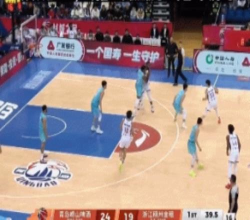 对位挺激烈！约翰逊和米奇卡位时出现小纠缠裁判吹米奇犯规