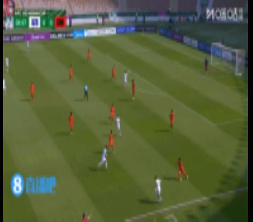 这球很硬！胡荷韬1v1生生抢断对手，随后被后者扫堂腿放倒