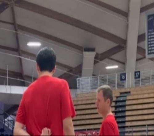 掘金系！前掘金助教CharlesKlask今年任混音助教赛前和小杨交流