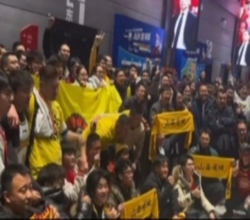 保持冷静！北京主场球迷向山西球迷破口大骂：艹傻