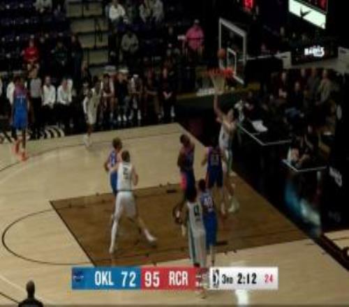 帅啊！杨瀚森高高跃起再收前板随后拧身反篮打进！本场6前板