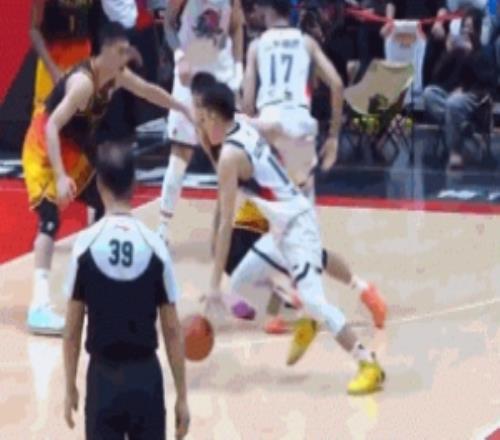 关键判罚！谢智杰突破庞峥麟倒地裁判回看双方犯规前者犯满离场