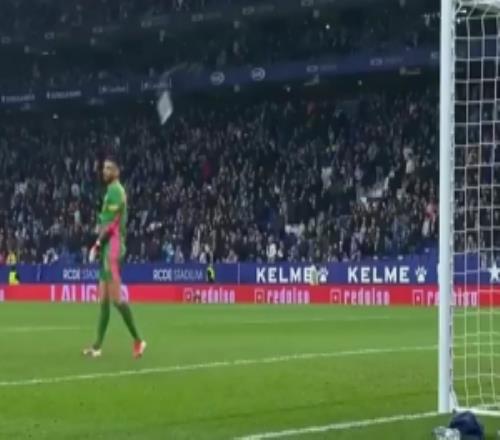 阿斯：赫罗纳门将被西班牙人球迷扔下的水瓶击中，愤怒不已