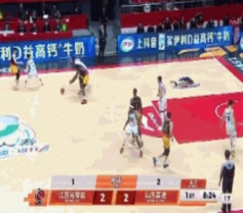 反应过大了！克里斯抢断反击刘泽希直接抱下违体犯规