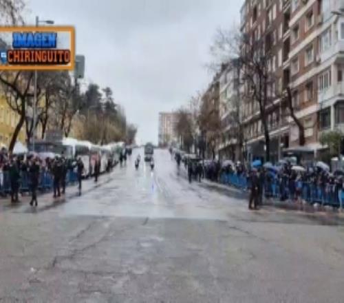 六台：皇马球员抵达伯纳乌和热身时，遭到球迷嘘声对待