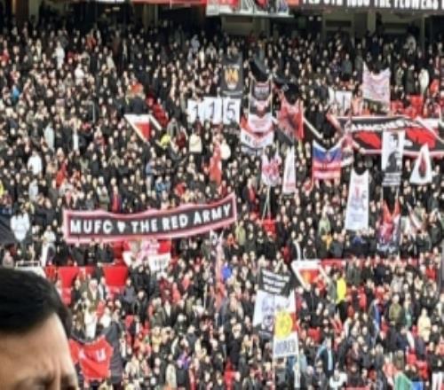对轰！曼联球迷举起“115”字样标语，曼城球迷高唱阿莫林歌曲