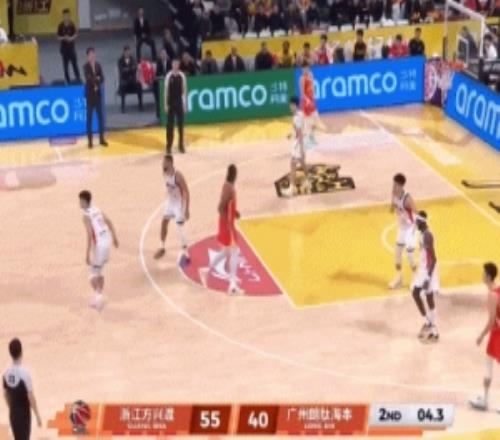 外援配合！塔克突破转身送妙传卡尔顿吃饼压哨暴扣！