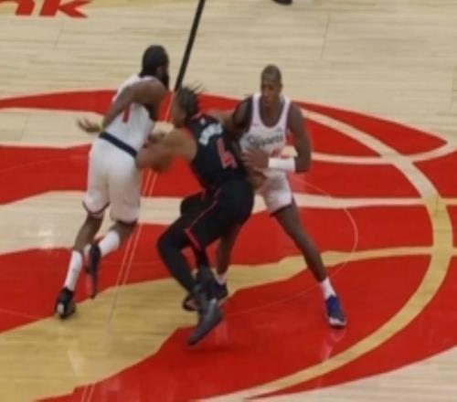 关键球！邓恩掩护撞到巴恩斯&裁判吹掩护犯规快船挑战失败