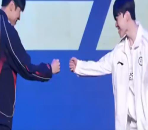 这开心的！登场碰拳环节昔日队友GALA和rookie满面笑意