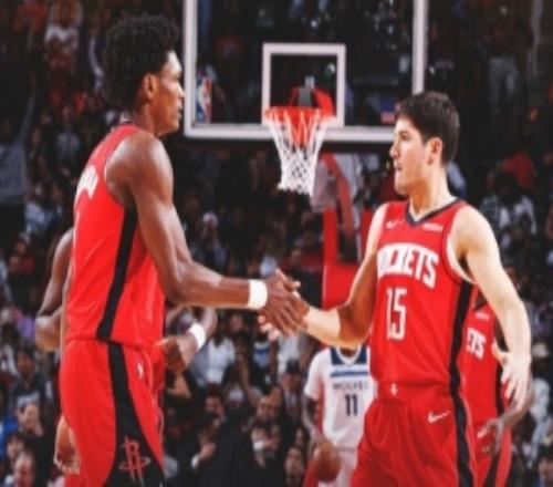 后场互补组合！火箭发布赢球海报：封面为阿门和谢泼德击掌瞬间