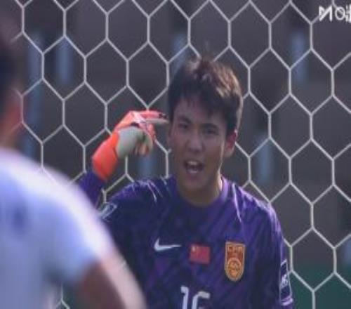 扑救1次指1次！上半场李昊频频用手指太阳穴，呼喊队友集中注意力